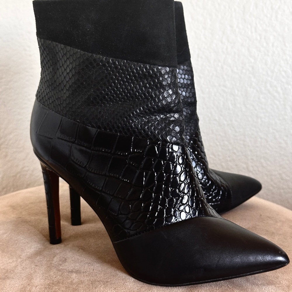 Black ankle boots size 7 Bcbg maxazria excellent condition